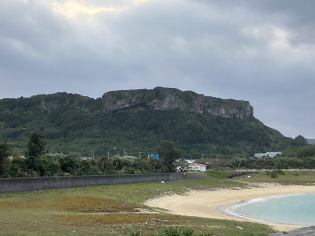 神聖な場所ティンダバナがそびえる