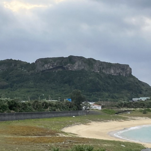 神聖な場所ティンダバナがそびえる