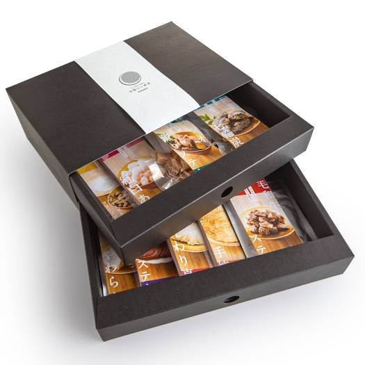 きれいなパッケージに入ってお届け（ドットわん「丑おせち 七宝」）