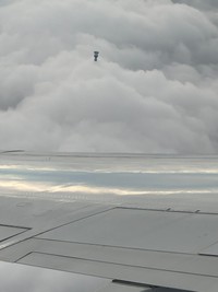 雲の中から東京スカイツリーの最頂部が突き出ている…！（画像提供：ぐるぐるうづまきさん）