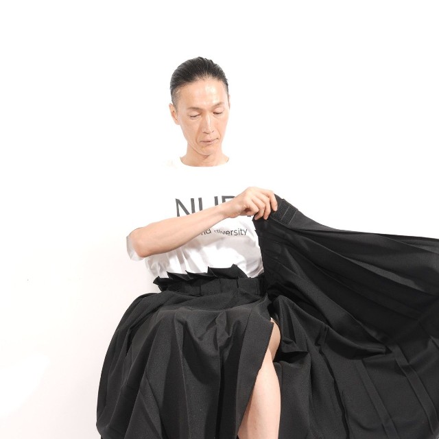 ボトムスは巻きスカートのような構造で、座ったままでも着脱しやすい／小川修史　NextUD LAB.さん（@OgawaHisashi）提供