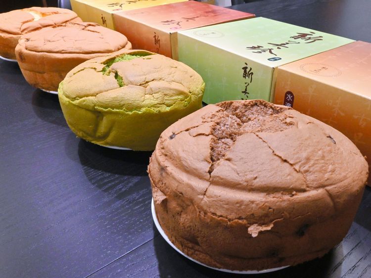 台湾・新竹県の老舗菓子店「新美珍」が販売する台湾カステラ。手前からチョコ、抹茶、黒糖、オリジナルの４種類