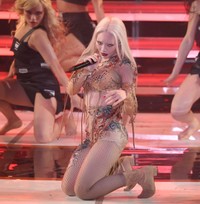 「紅白」で妖艶な姿で歌うちゃんみな