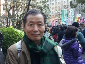 反原発デモに参加する柄谷さん＝2012年3月、東京・日比谷公園