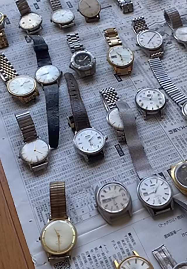 片付けていくなかで発見した、たくさんの時計。これらはフリマアプリなどで販売も（提供：はちさん）