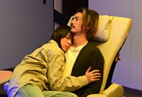 余命宣告されたラッパーを演じる毎熊克哉(右)に寄り添うパートナー役の大西礼芳©「安楽死特区」製作委員会