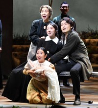 上白石萌音さんや井上芳雄さんと舞台で共演する春風ひとみさん（2023年）