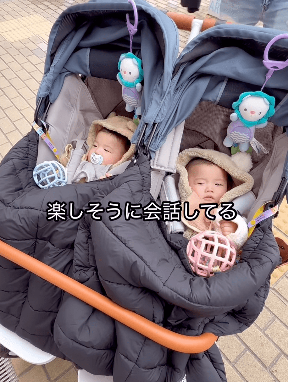 お出かけを楽しむ双子ちゃん（提供：@twins_deaf8さん）