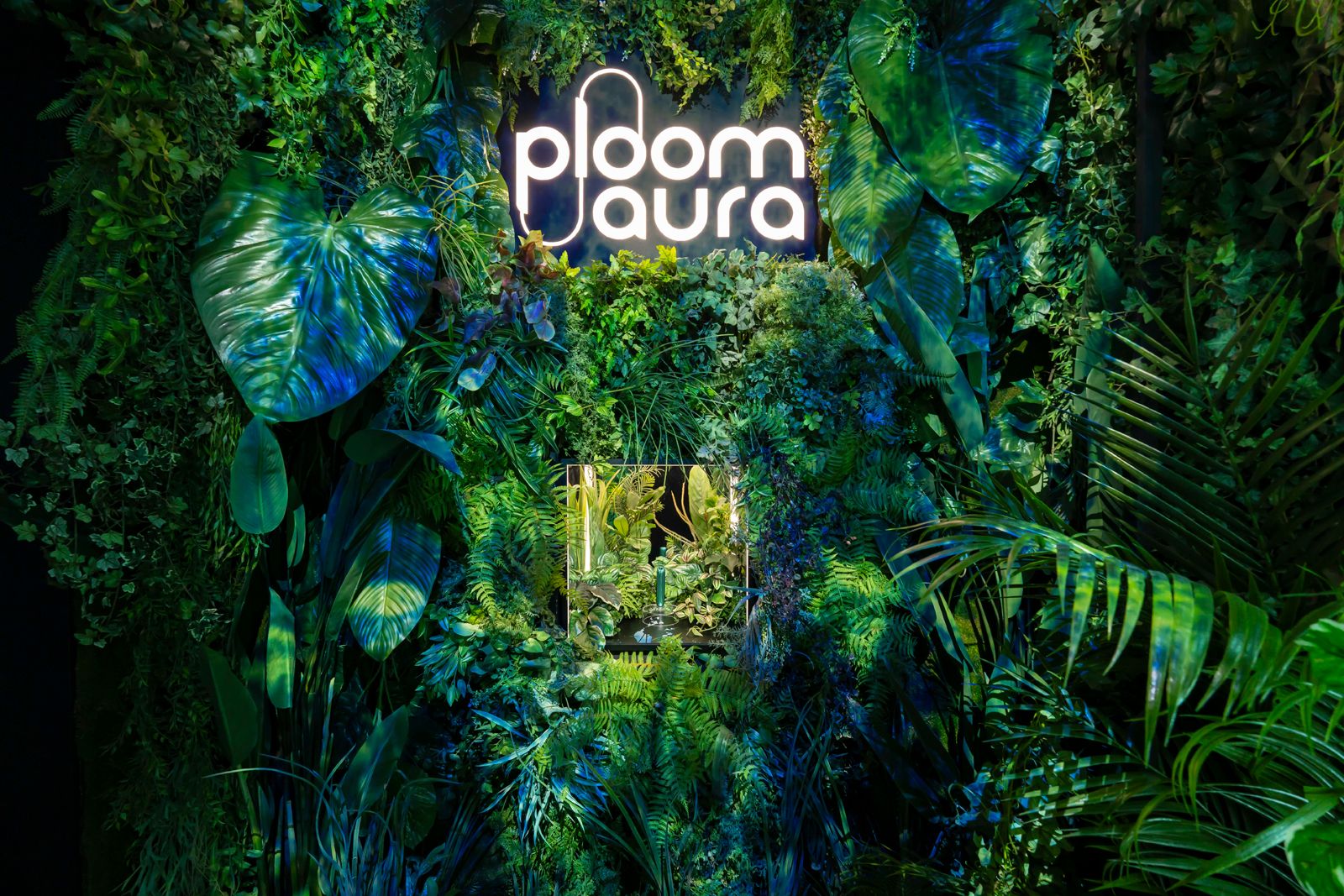 2F_エントランスゲートロゴ＆商品展示