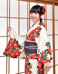 浴衣姿でポーズをとる荻野由佳＝2021年