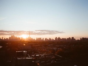 深夜から早朝に変わっていく上空は、感動的でもないのに泣きたくなる