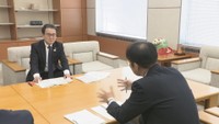 外部監査人の白川尊大　公認会計士の報告を聞く池田知事