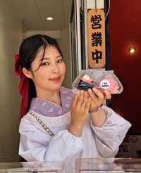 年間約2000個のおにぎりを食べ歩き、自身も握って店頭販売をしているタレント・黒井悠未＝東京・浅草の「オカオカ本舗」