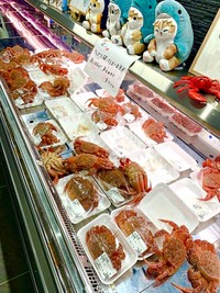 パックから脱出した毛ガニ（画像提供：荒木鮮魚店 あらきゆうき 【あらっきー】さん）