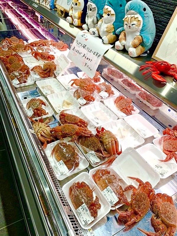 パックから脱出した毛ガニ（画像提供：荒木鮮魚店 あらきゆうき 【あらっきー】さん）
