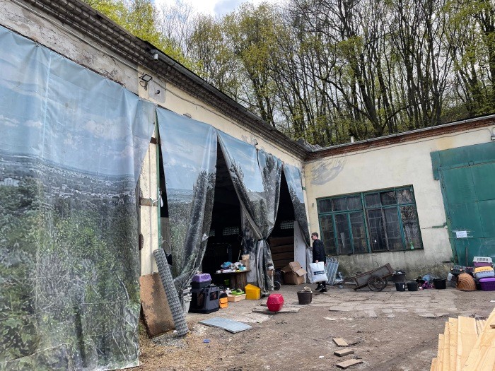 この倉庫がシェルターになっている