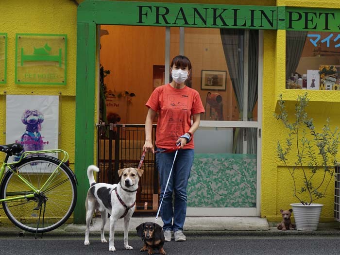 明るい雰囲気の店の前で