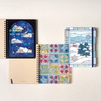 発売中止になった「ロルバーン　ポケット付メモL　ステンドグラス　夜空柄」（左）。デルフォニックスの公式Xから