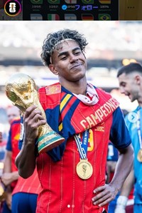 トロフィーを手にどや顔のラミン・ヤマル＝ワールドカップの公式インスタグラム＠fifaworldcupより