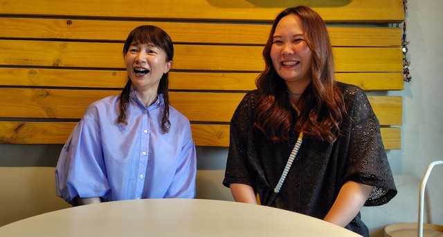 アスト株式会社の沼田美幸さん（左）と要芳さん（右）