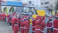 亀阜小学校の5・6年生や地元の人たち約300人がドライバーに安全運転を呼び掛け