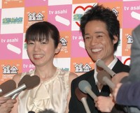 会見で笑顔をみせる名倉潤と渡辺満里奈＝2005年