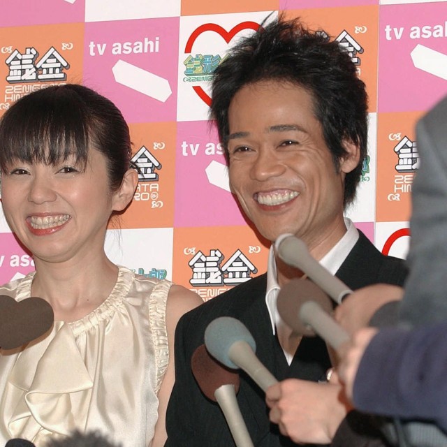 会見で笑顔をみせる名倉潤と渡辺満里奈＝2005年