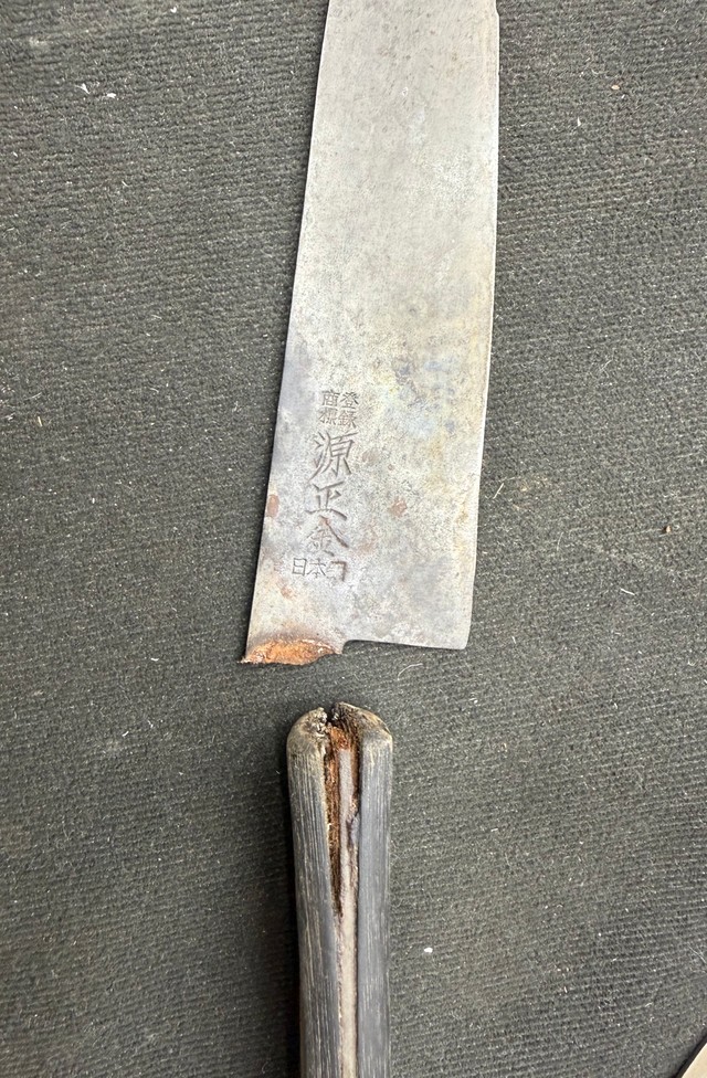 根元からポキッと…持ち込まれた包丁（横須賀菊秀刃物店提供）