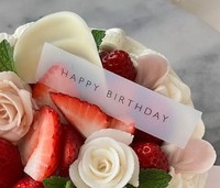 息子さんの彼女の誕生日に作った米粉シフォンのデコレーションケーキ。白やピンクのバラ、イチゴが華やかに飾られている／癒やシフォンさん（@iyachiffon）提供＝画像をトリミングしています