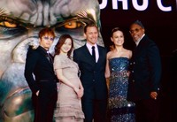 ＧＡＣＫＴ、佐々木希らと笑顔で並ぶトム・ヒドルストン