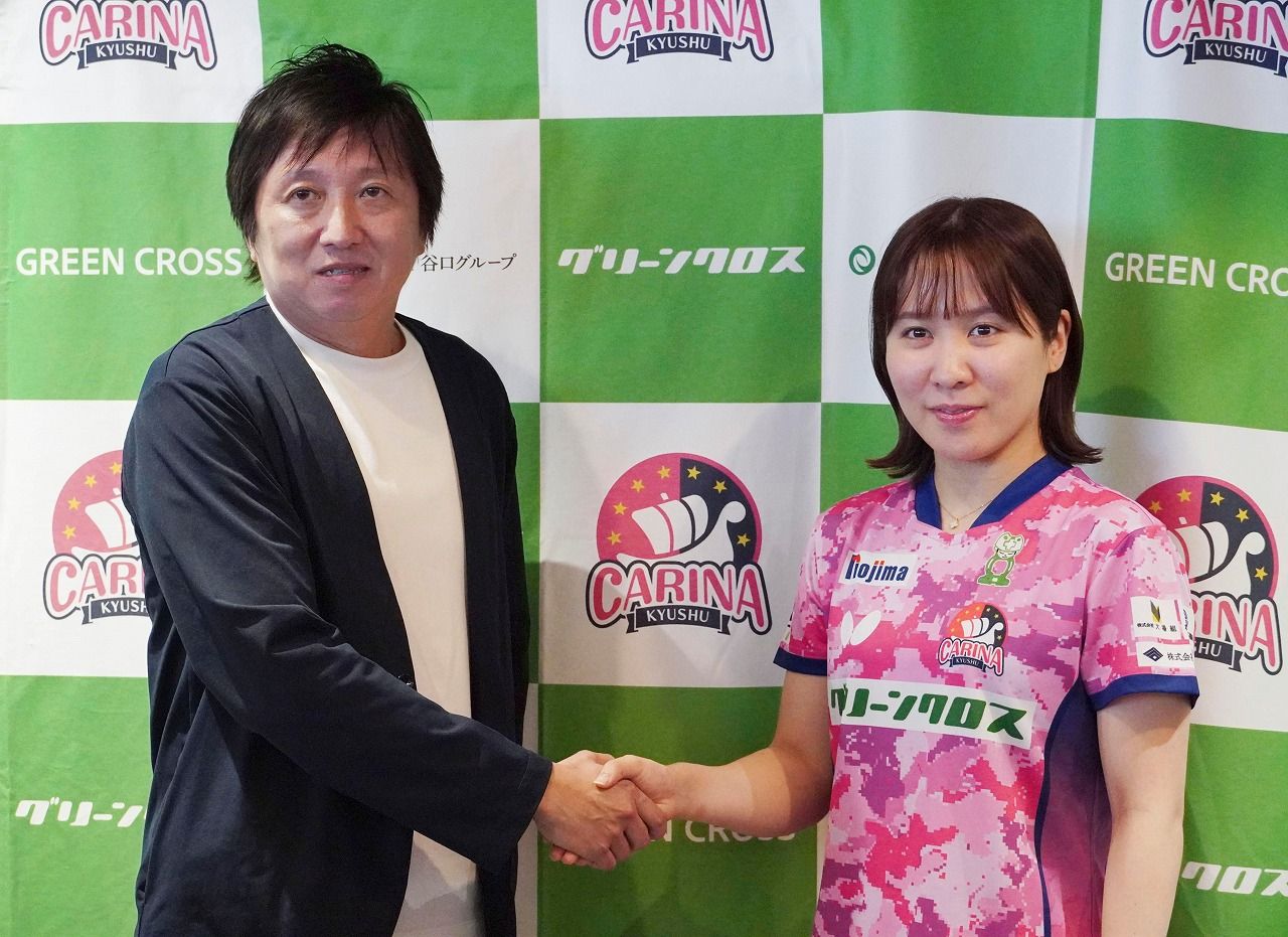 卓球のノジマＴリーグの開幕戦を前に、川面創社長（左）と写真に納まる九州の平野美宇＝7月31日、福岡市