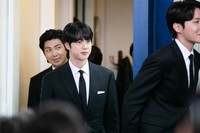 米ホワイトハウスの記者会見室に入るBTSのメンバー
