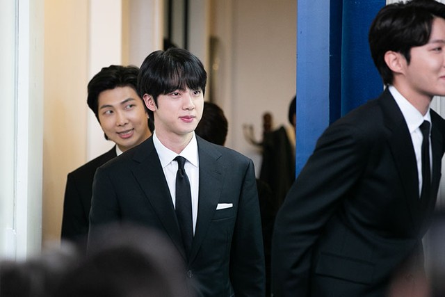 米ホワイトハウスの記者会見室に入るBTSのメンバー