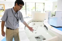 アメリカザリガニについて説明する桑原さん＝島根県出雲市園町