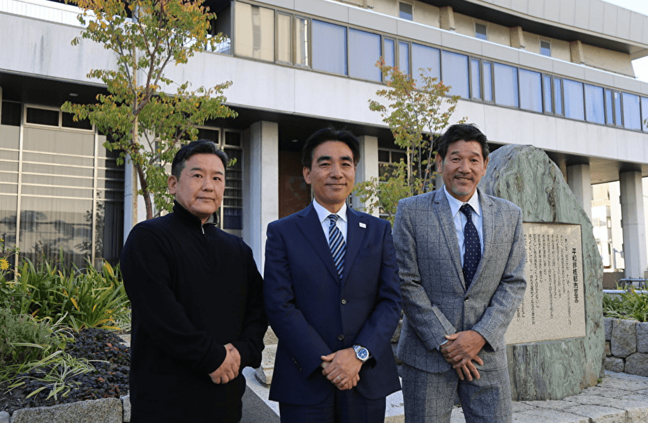 （左から）實松洋輔さん、石井登志郎西宮市長、下柳剛さん