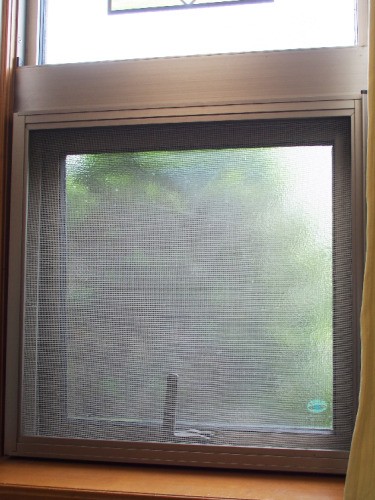 この窓をこじ開けて、脱走した