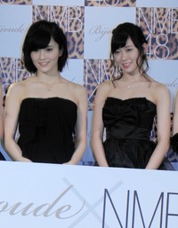 会見に登場した山本彩（左）と渡辺美優紀＝2014年