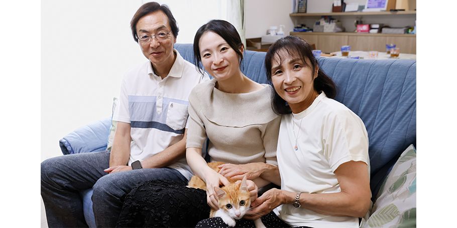 『HEBEL HAUS保護犬猫譲渡会』で保護猫の朱凛くんと出会った由華さん（中央）とご両親