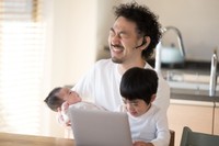 働き続けても追い詰められる暮らし　※画像はイメージです（kapinon/stock.adobe.com）