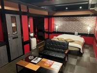 部屋はモダンで広々！（野村泰紀さん提供）