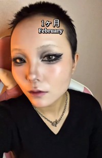 1カ月後（2月）のHANAさん。個性的なメイクと合わせたスタイル／HANAさん（_hana8787_）提供