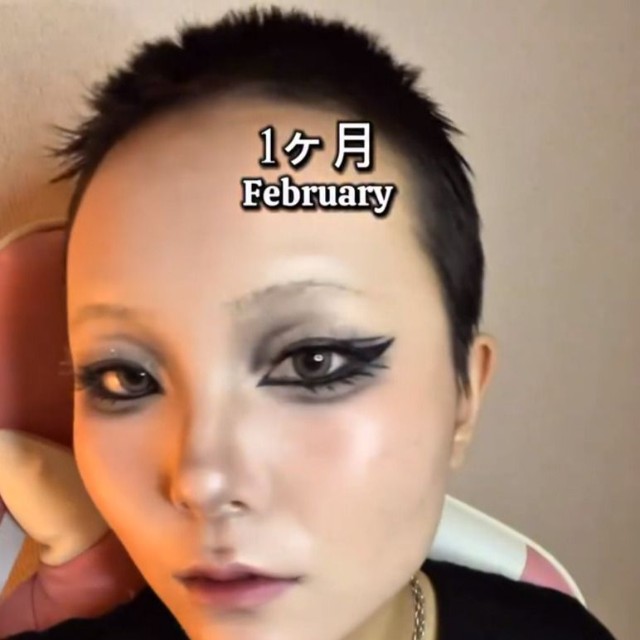 1カ月後（2月）のHANAさん。個性的なメイクと合わせたスタイル／HANAさん（_hana8787_）提供