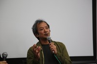 ティーチインで発言する浦田秀穂撮影監督＝武蔵野美大