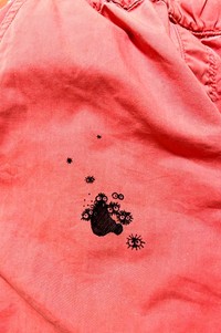 ズボンのシミが、アニメ映画「となりのトトロ」などに登場する『まっくろくろすけ』に！（画像提供：SAKI@DIY工作用さん）