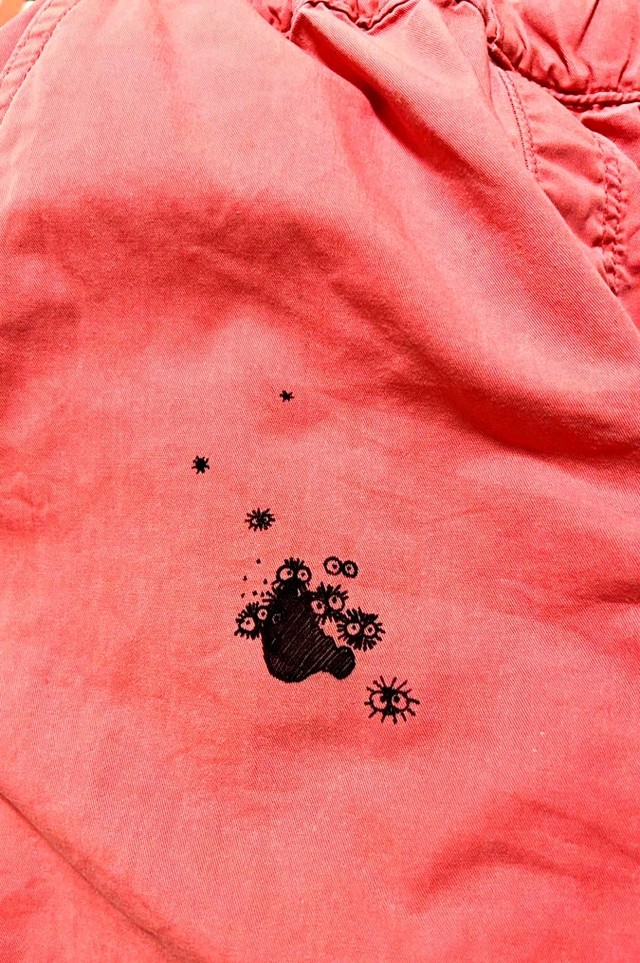 ズボンのシミが、アニメ映画「となりのトトロ」などに登場する『まっくろくろすけ』に！（画像提供：SAKI@DIY工作用さん）