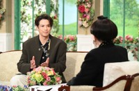 「徹子の部屋」に出演する森崎ウィン（左）と司会の黒柳徹子＝テレビ朝日提供