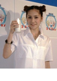 イベントに登場した鈴木蘭々＝2004年