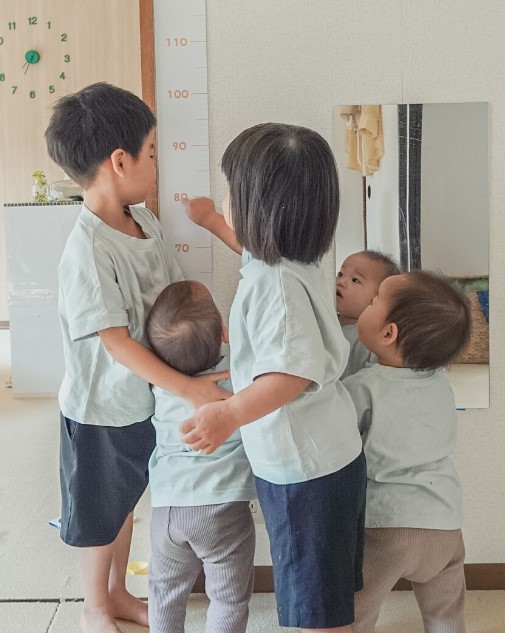 身長を測る4人の後ろ姿が尊い…！（提供：＠94_minimumさん）
