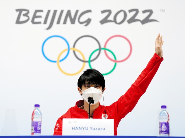 北京オリンピックの記者会見で、冒頭発言を求めて挙手をする羽生結弦選手