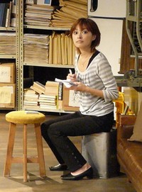 初主演舞台で熱演する市井紗耶香＝2010年